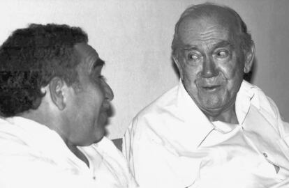 Hacia 1985. Gabriel García Márquez con Graham Greene.