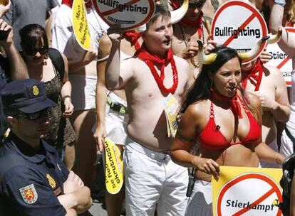 Los agentes de la policía han sido, como en anteriores ocasiones, espectadores en primera fila de esta pintoresca protesta antitaurina organizada por el PETA.