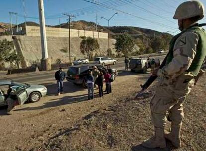 Soldados mexicanos realizan controles a vehículos en las afueras de la ciudad de Tijuana.