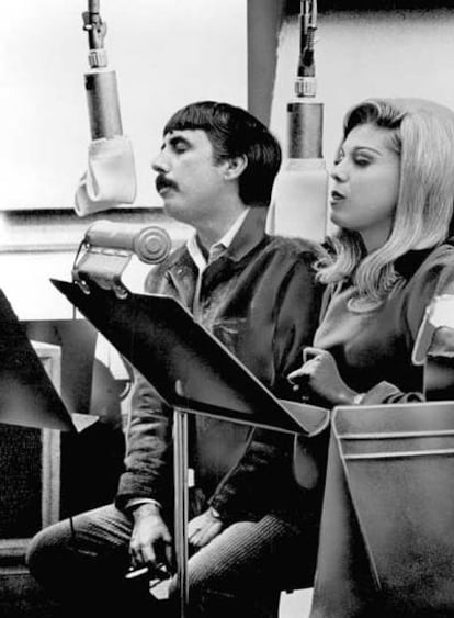 Lee Hazlewood y Nancy Sinatra, grabando en un estudio.