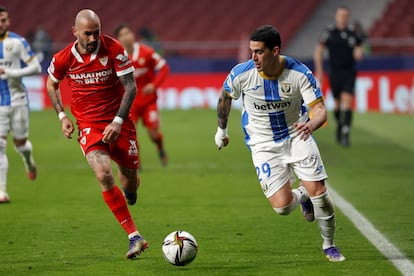 Miguel De la Fuente conduce el balón ante Aleix Vidal.