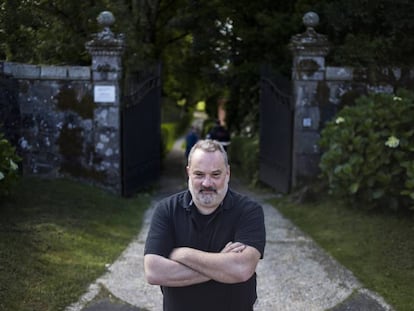 Carlos Babío, coautor del libro 'Meirás. Un pazo, un caudillo, un espolio', delante del pazo en 2019.