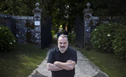 Carlos Babío, autor del libro 'Meirás, un pazo, un caudillo, un espolio', delante del Pazo de Meirás el pasado viernes.