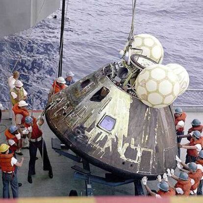 Recuperación en el océano de una cápsula del programa Apollo.