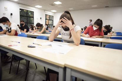Un grupo de estudiantes se examina de la EBAU en el campus de la Merced de la Universidad de Murcia. Los estudiantes de esta región han sido los primeros de España en realizar la prueba.