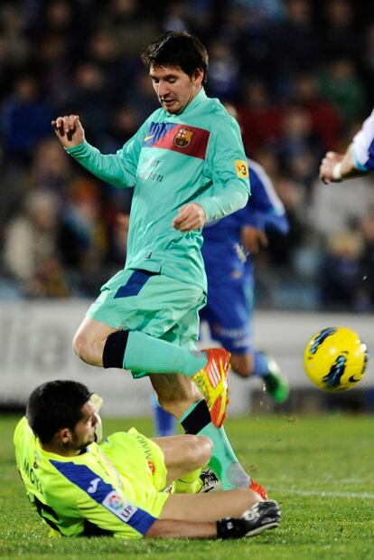 Moyá sale a los pies de Messi para anticiparse a la llegada del argentino.
