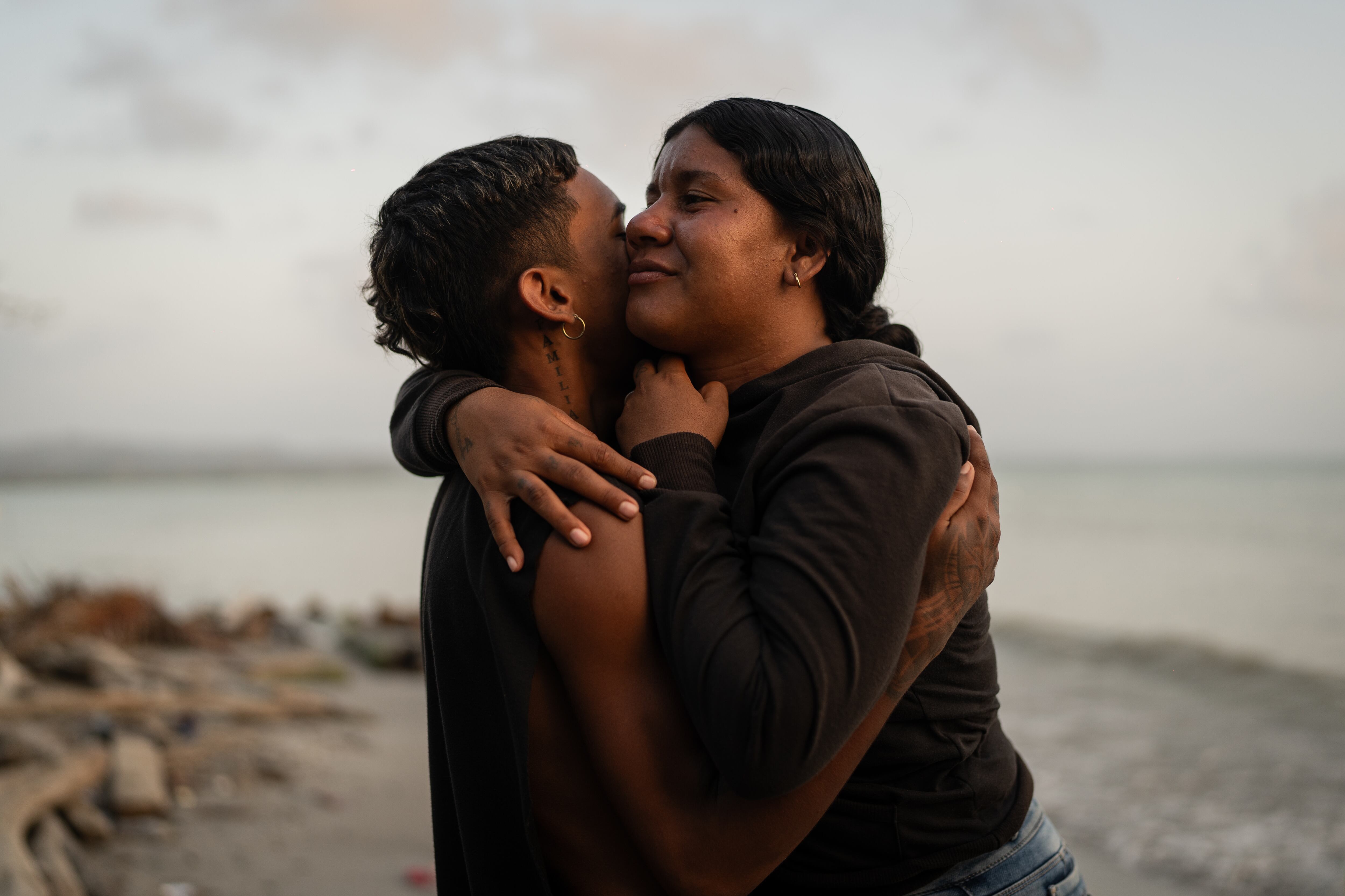 Una pareja se abraza en la playa de Necoclí, en el departamento de Antioquia (Colombia), en febrero de 2024.