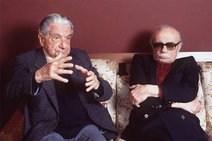 Roa Bastos, a la izquierda, y el argentino Ernesto Sábato, durante un encuentro en Asunción en 1998.