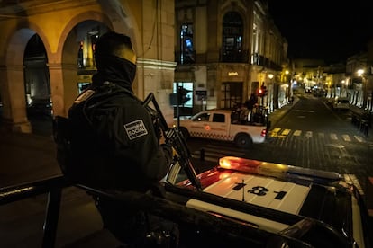 Policías municiaples y Guardia Nacional patrullan las calles de la ciudad, la noche del 25 de agosto.