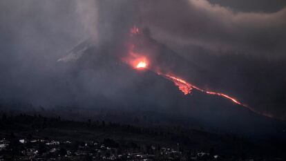 El volcán de La Palma, fotografiado desde el municipio de Los Llanos este viernes.