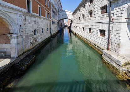 El puente de los Suspiros, uno de los mayores atractivos de Venecia, se ha quedado sin turistas.