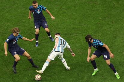 Lionel Messi, rodeado de los jugadores croatas Borna Sosa, Mateo Kovacic, Josko Gvardiol.
