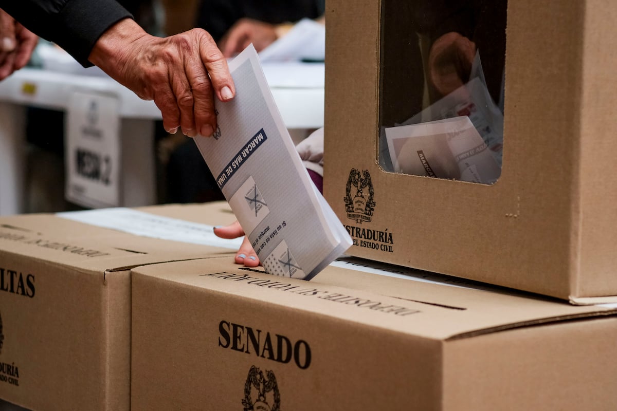 Las elecciones legislativas y de consultas en Colombia cierran con casi ...
