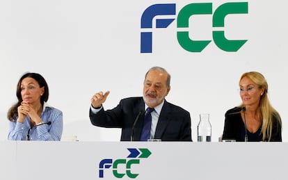 El empresario mexicano Carlos Slim, entre Esther Koplowitz y su hija Esther Alcocer, presidenta de FCC.