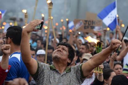 Un hombre se hace un 'selfie' en la manifestación que este viernes ha reunido a miles de hondureños en Tegucigalpa que protestaron contra la corrupción