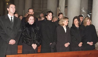 Carmen Franco, segunda por la izquierda, junto a sus hijos Jos&eacute; Crist&oacute;bal, Carmen, Arantxa, Merry, Mariola, Francisco y Jaime (estos dos &uacute;ltimos en segunda fila) durante el funeral de Cristobal Mart&iacute;nez-Bordi&uacute;, Marqu&eacute;s de Villaverde.