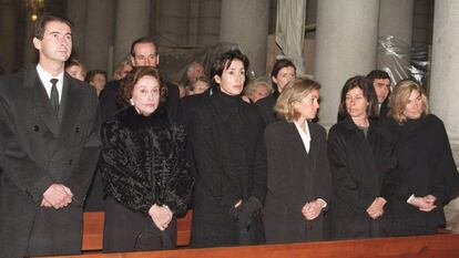 Carmen Franco (segunda à esquerda), junto com seus filhos José Cristóbal, Carmen, Arancha, Merry, Mariola, Francisco e Jaime (os dois últimos na segunda fila) durante o funeral de Cristobal Martínez-Bordiú, Marquês de Villaverde.