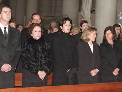 Carmen Franco (segunda à esquerda), junto com seus filhos José Cristóbal, Carmen, Arancha, Merry, Mariola, Francisco e Jaime (os dois últimos na segunda fila) durante o funeral de Cristobal Martínez-Bordiú, Marquês de Villaverde.