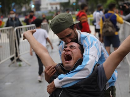 Dos hombres muestran su dolor por la muerte de Maradona, en Buenos Aires.