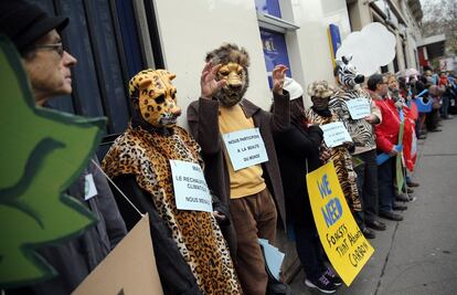 Activistas participan en la 'Marcha mundial por el clima' en París (Francia).