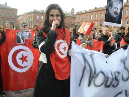 Ciudanos tunecinos homenajean al l&iacute;der opositor Chokri Belaid, asesinado el pasado mi&eacute;rcoles.