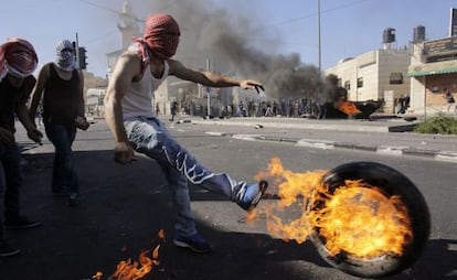 Un palestino lanza una llanta ardiendo, el mi&eacute;rcoles en Jerusal&eacute;n.
 