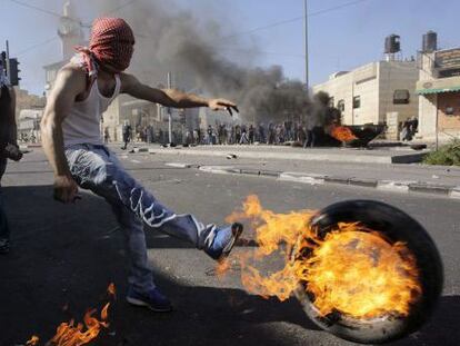 Un palestino lanza una llanta ardiendo, el mi&eacute;rcoles en Jerusal&eacute;n.
 
