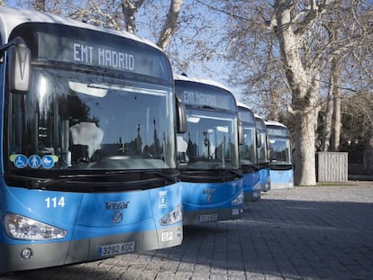 Varios autobuses de energía limpia de la EMT estacionados en Madrid.