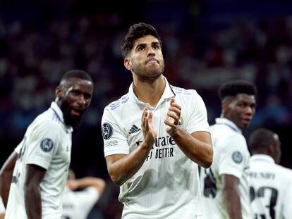 Marco Asensio aplaude a la grada del Bernabéu después de marcarle el miércoles al Leipzig.