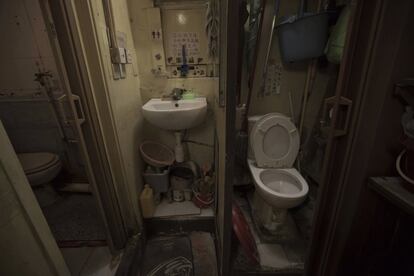 Un conjunto de inodoros sucios y un lavabo compartido por dos docenas de habitantes de los cubículos, en un piso en Hong Kong.