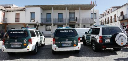 Coches de la Guardia Civil permanecen a las puertas del Ayuntamiento de Valdemoro durante el registro.