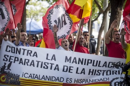 La manifestación convocada por Alianza Nacional, ayer en el Raval.