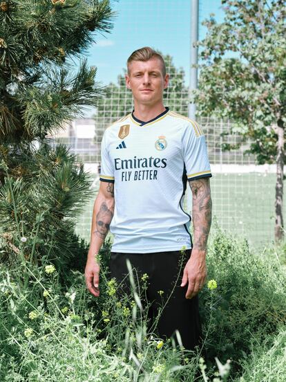 Kroos, fotografiado en exclusiva para ICON con la nueva camiseta Adidas para el Real Madrid.