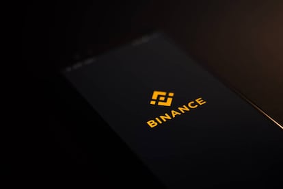 Un móvil abriendo la aplicación de Binance