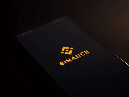 Un móvil abriendo la aplicación de Binance