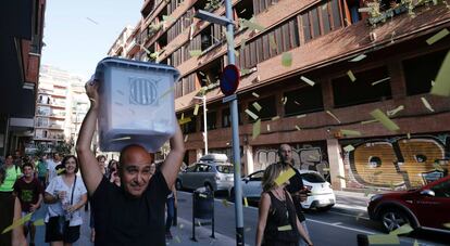 Desfilada per l'aniversari de l'1-O a Barcelona.