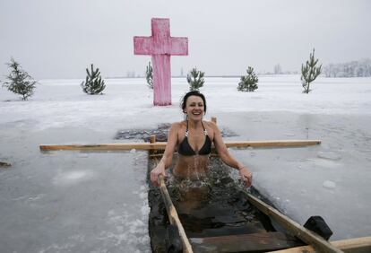 De acuerdo con la creencia popular, el agua bendecida este día tiene propiedades curativas y es capaz de aliviar todos los males. En la imagen, una mujer se baña en las aguas del río Dnieper, en Vishgorod (Ucrania).