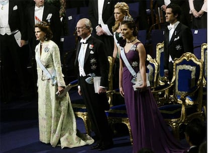 Miembros de la familia real de Suecia -la reina Silvia, el rey Carl Gustav, la princesa Madeleine y la princesa Victoria-, escuchan el himno nacional durante la ceremonia de entrega de los galardones.