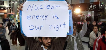 Estudiantes iraníes protestan la llegada de una misión de la OIEA a Teherán el pasado enero.