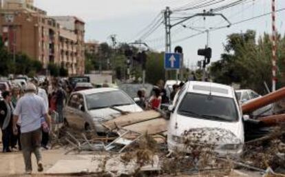 Numerosos curiosos contemplan los destrozos causados en Paterna a causa del fuerte temporal.