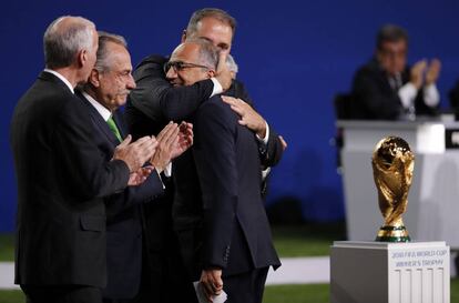 Representantes dos países vencedores se abraçam, nesta quarta.