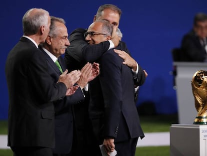 Representantes dos países vencedores se abraçam, nesta quarta.