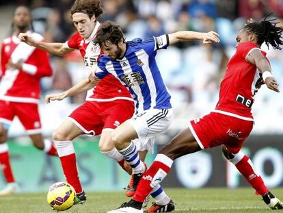 Granero, entre Aquino (i) y Manucho.