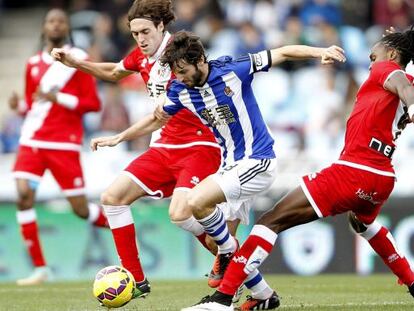 Granero, entre Aquino (i) y Manucho.