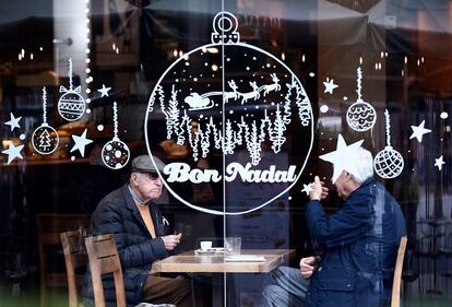 Dos personas desayunan en una cafetería del Paseo de Gracia de Barcelona este viernes