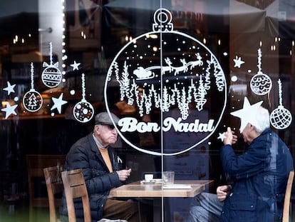 Dos personas desayunan en una cafetería del Paseo de Gracia de Barcelona este viernes