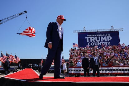 Donald Trump, sobre el escenario de su mitin de este sábado en Wilmington (Carolina del Norte).