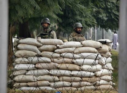 Tropas paquistaníes de guardia de un búnker en Islamabad después de proclamarse el estado de excepción. Efectivos del Ejército y paramilitares se han desplegado en puntos clave de la ciudad, como el edificio del Parlamento, el Tribunal Supremo y las sedes de la radio y la televisión públicas.