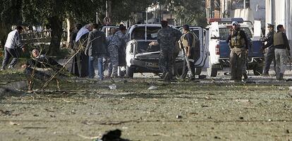 La Policía iraquí asegura el área después de la explosión de una bomba cercana a varios hoteles de la capital.