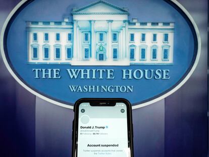 Una ilustración fotográfica muestra la cuenta de Twitter suspendida del presidente de Estados Unidos, Donald Trump, en un 'smartphone' en la sala de reuniones de la Casa Blanca en Washington, el 8 de enero de 2021.